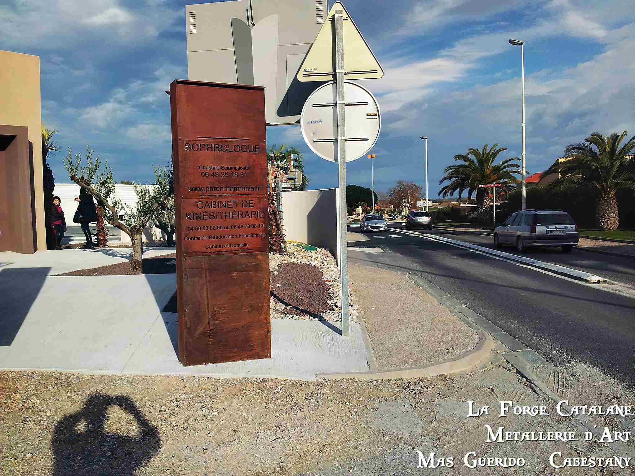 totem enseigne en fer centre medical forge catalane.jpg